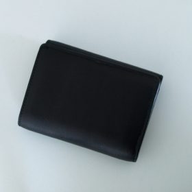 写真：ブラックレザーの三つ折り財布